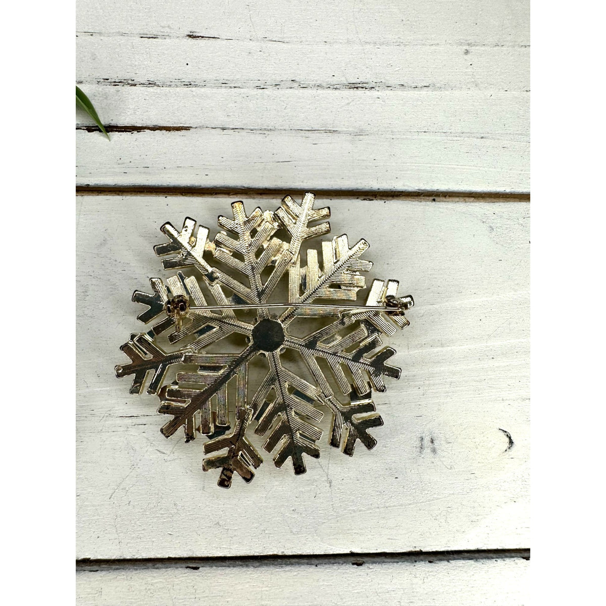 Vintage Silver Tone Snowflake Christmas Brooch Pin with Rhinstones